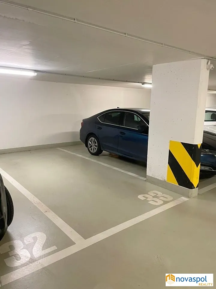 Pronájem garážového stání 15 m²
